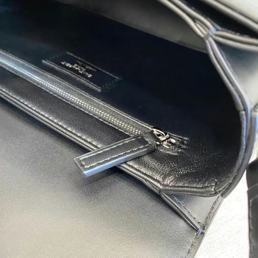 Sa**t Lau*nt le pave bag in black calfskin