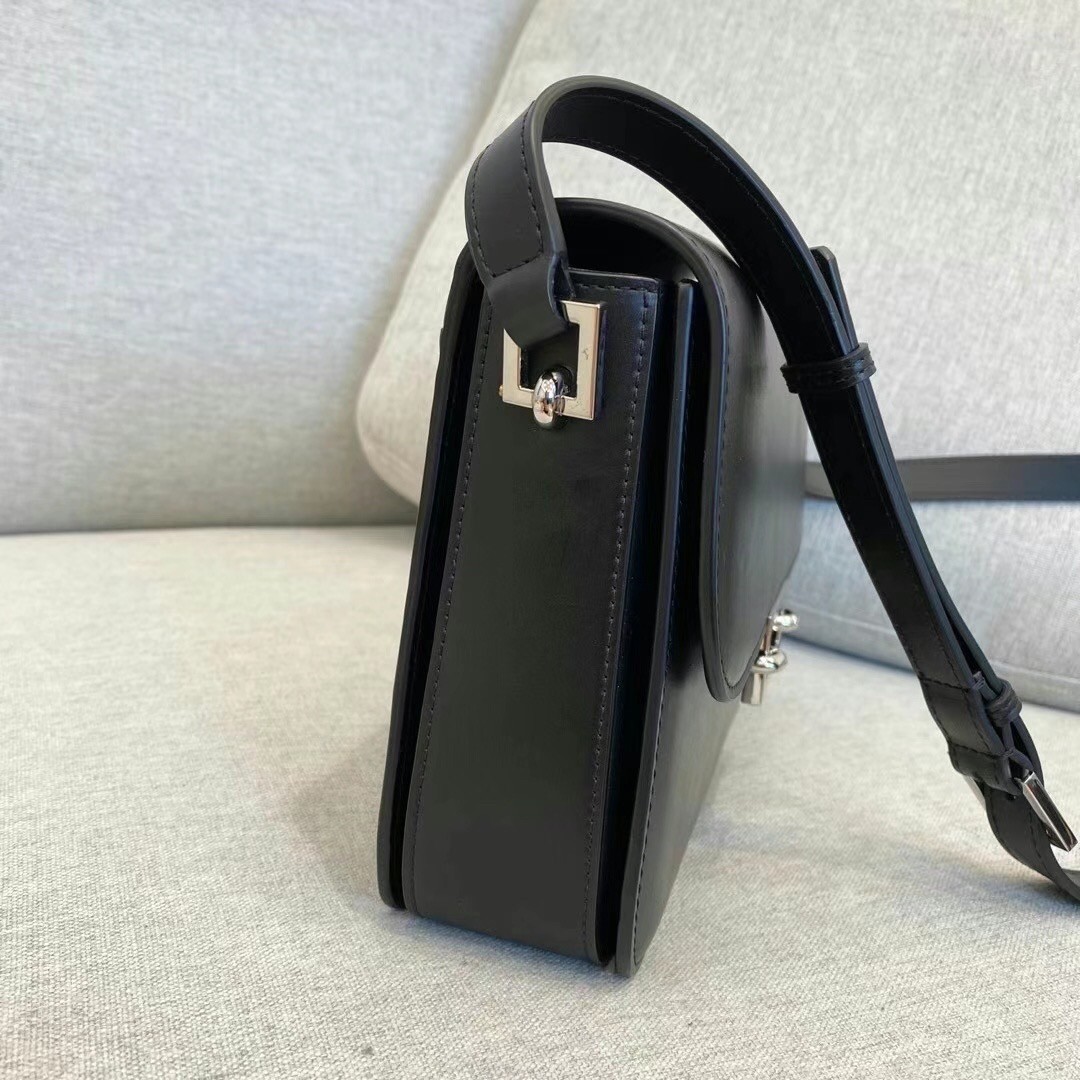 Sa**t Lau*nt le pave bag in black calfskin