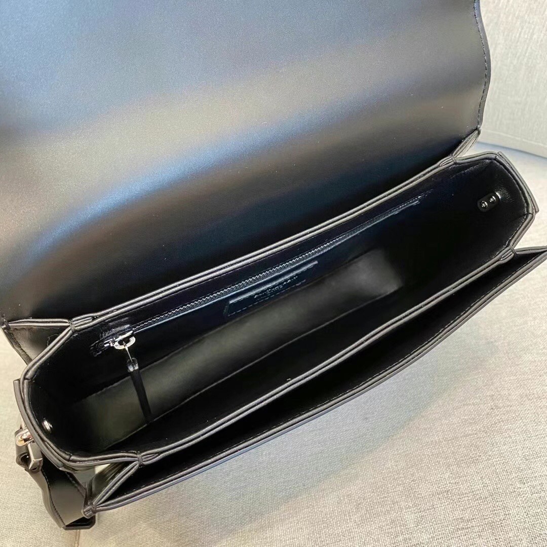 Sa**t Lau*nt le pave bag in black calfskin