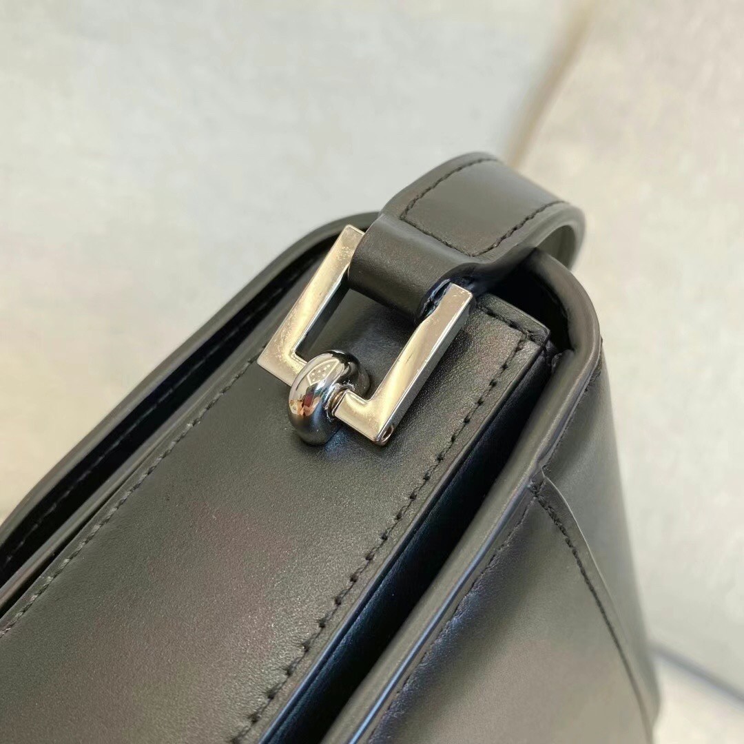 Sa**t Lau*nt le pave bag in black calfskin
