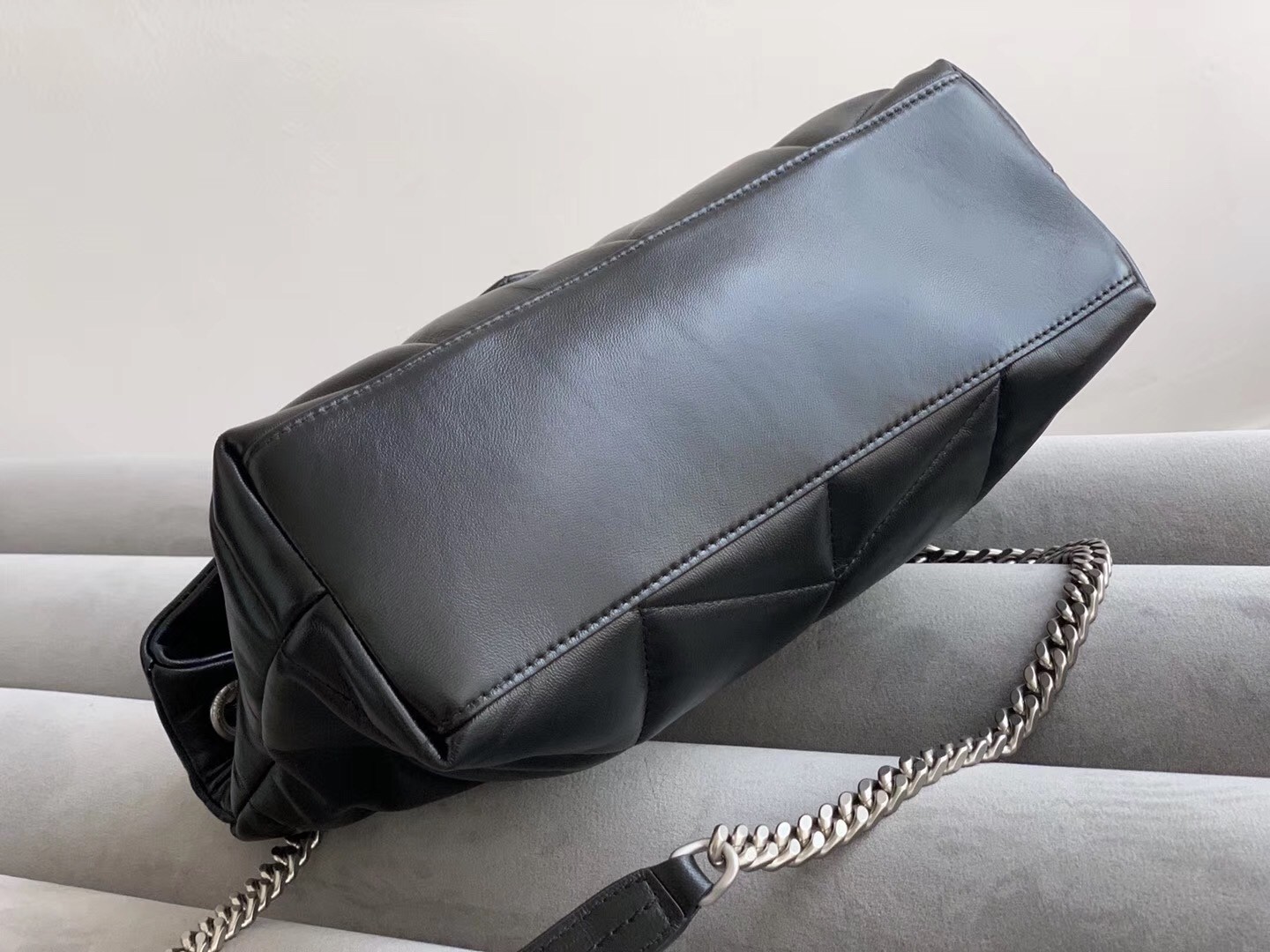 Sa**t Lau*nt loulou puffer small bag in black lambskin