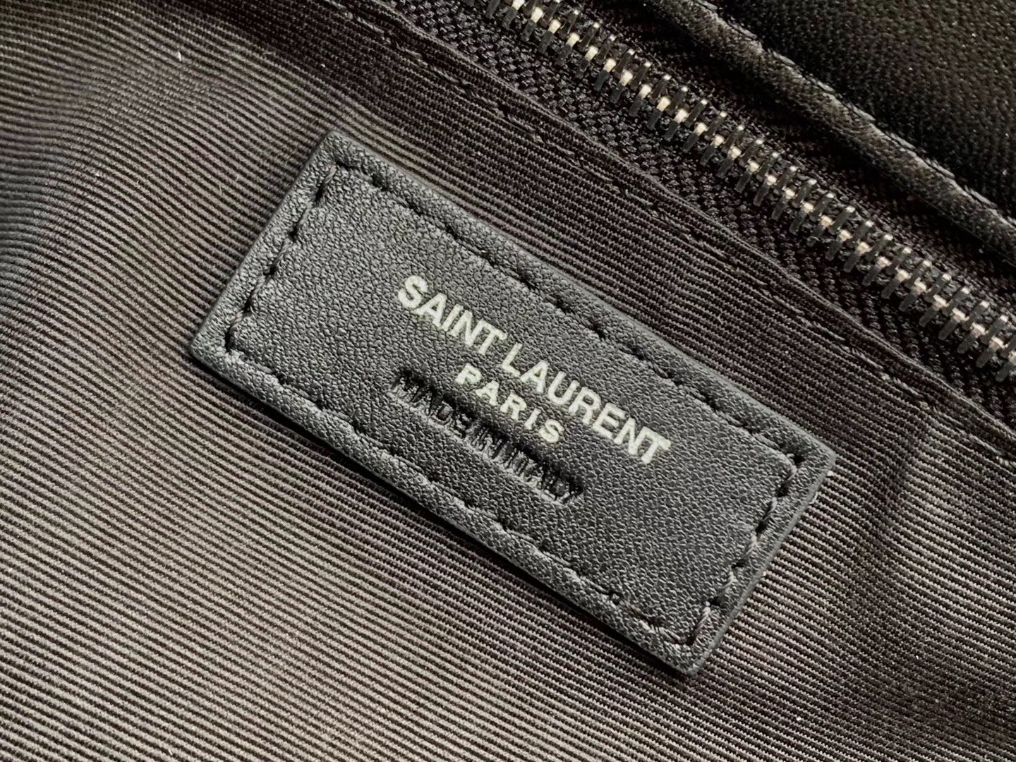 Sa**t Lau*nt loulou puffer small bag in black lambskin