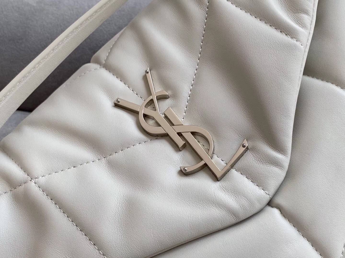 Sa**t Lau*nt loulou puffer small bag in white lambskin