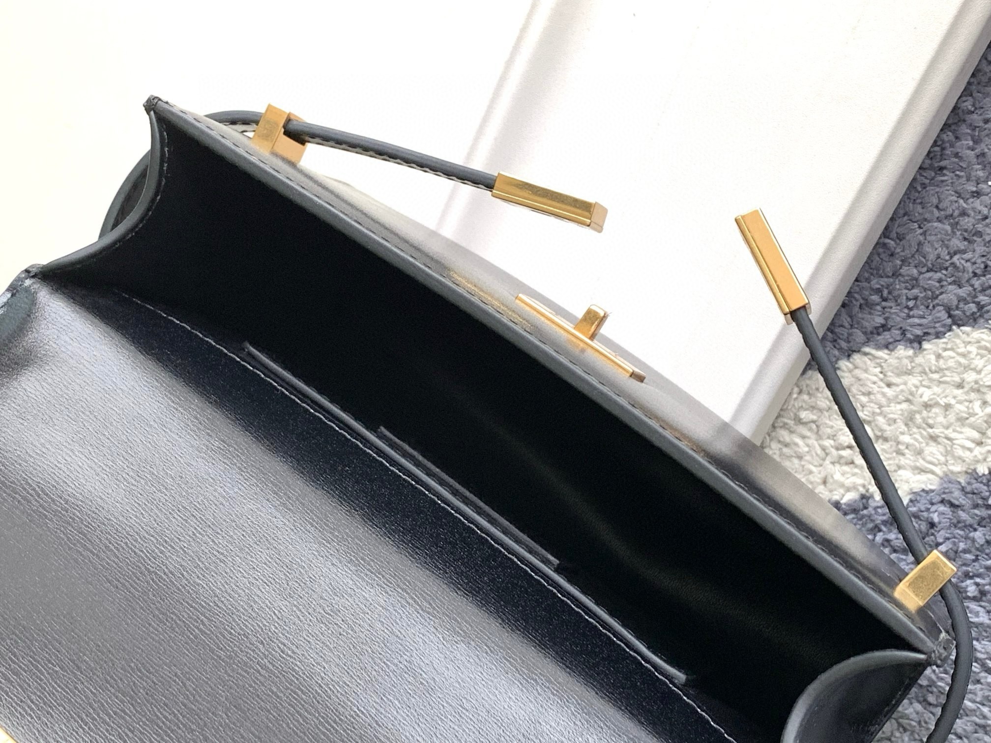 Sa**t Lau*nt manhattan mini shoulder bag in black calfskin