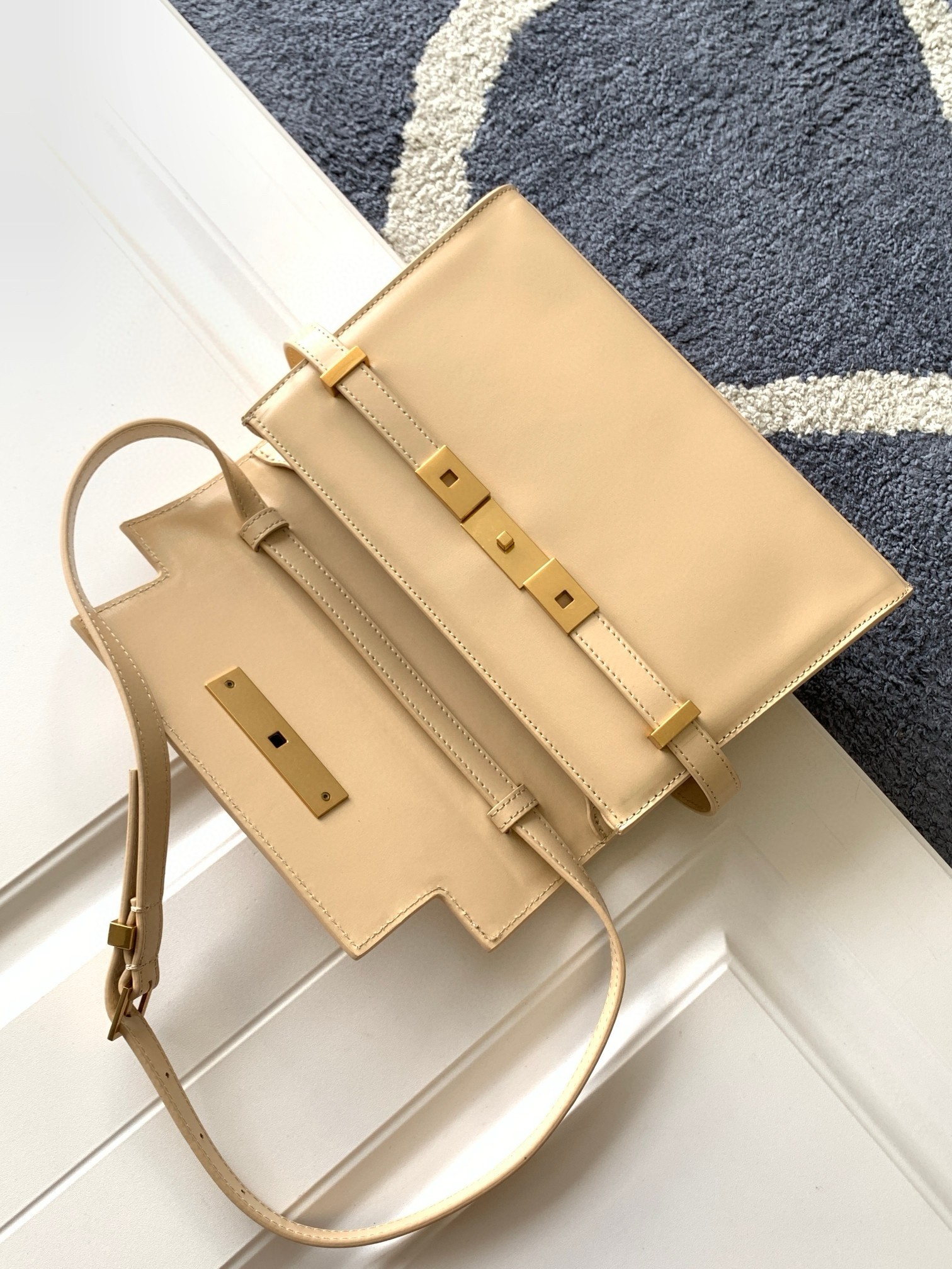 Sa**t Lau*nt manhattan small shoulder bag in beige calfskin