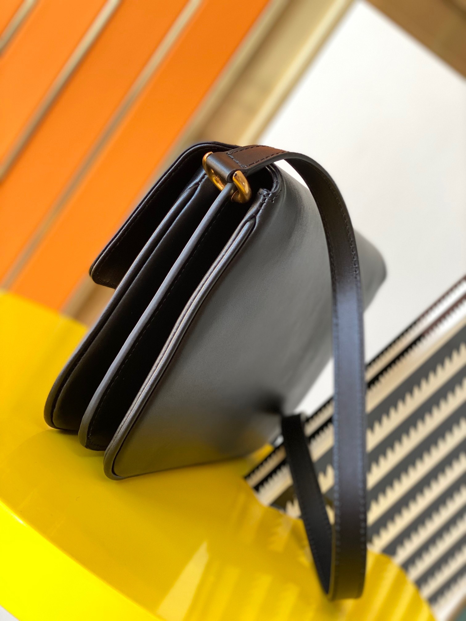 Sa**t Lau*nt le maillon bag in black calfskin