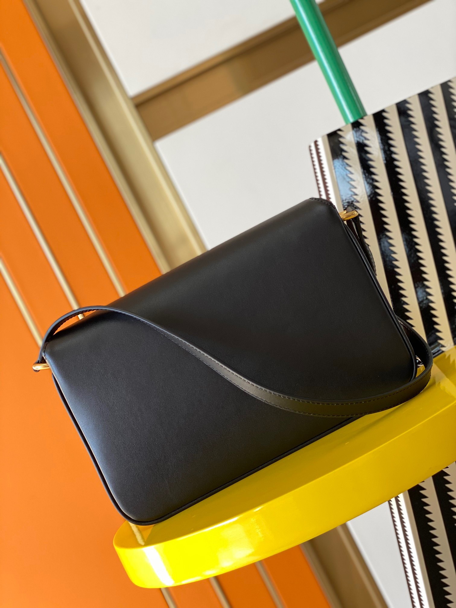 Sa**t Lau*nt le maillon bag in black calfskin