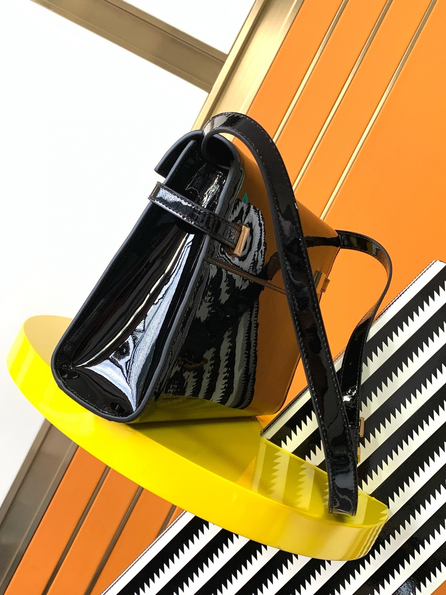 Sa**t Lau*nt manhattan small shoulder bag in black patent calfskin