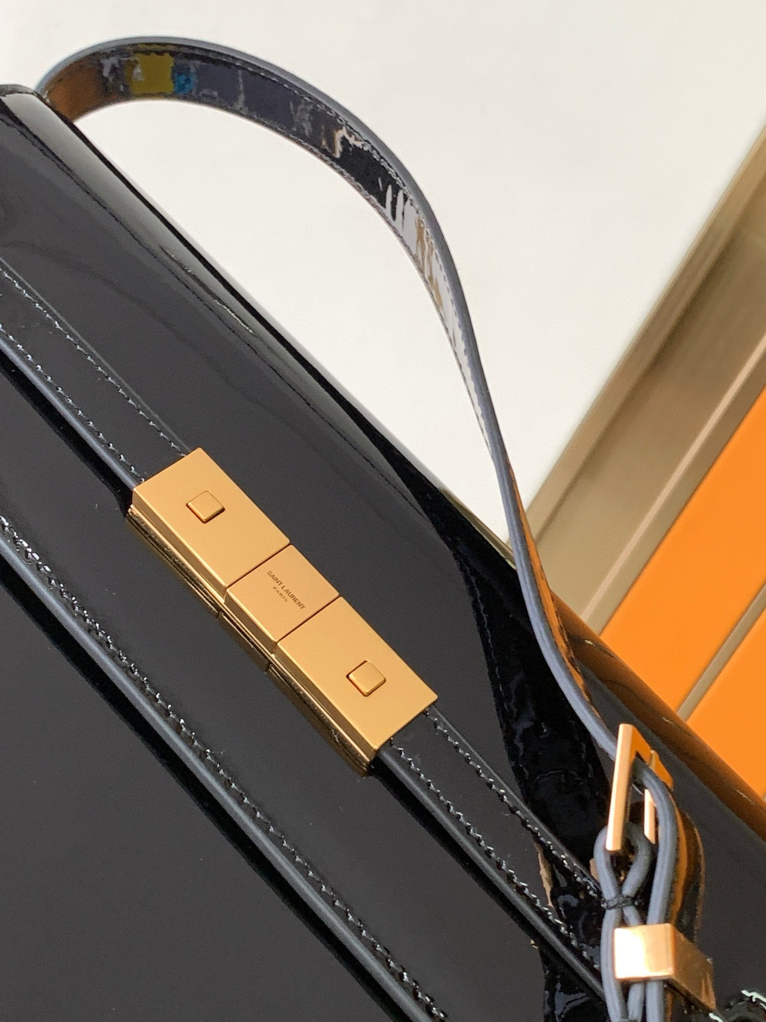 Sa**t Lau*nt manhattan small shoulder bag in black patent calfskin