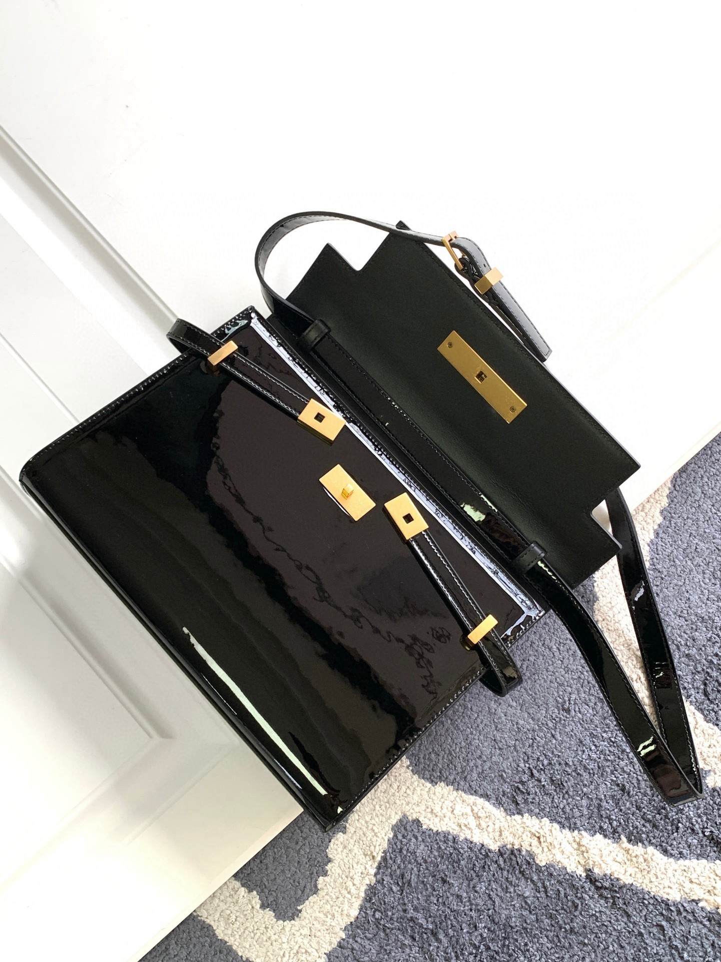 Sa**t Lau*nt manhattan small shoulder bag in black patent calfskin