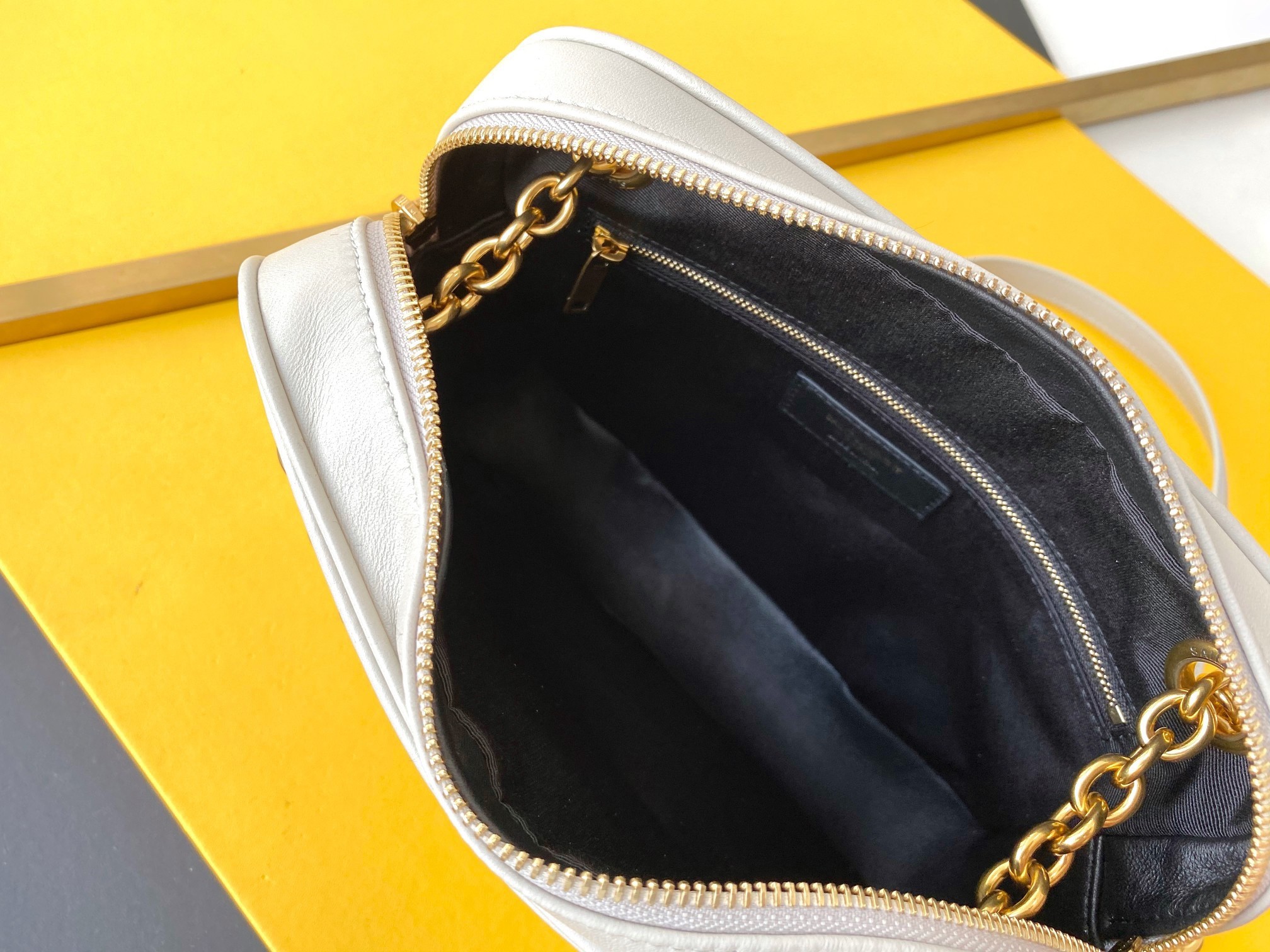 Sa**t Lau*nt le maillon small chain bag in white lambskin