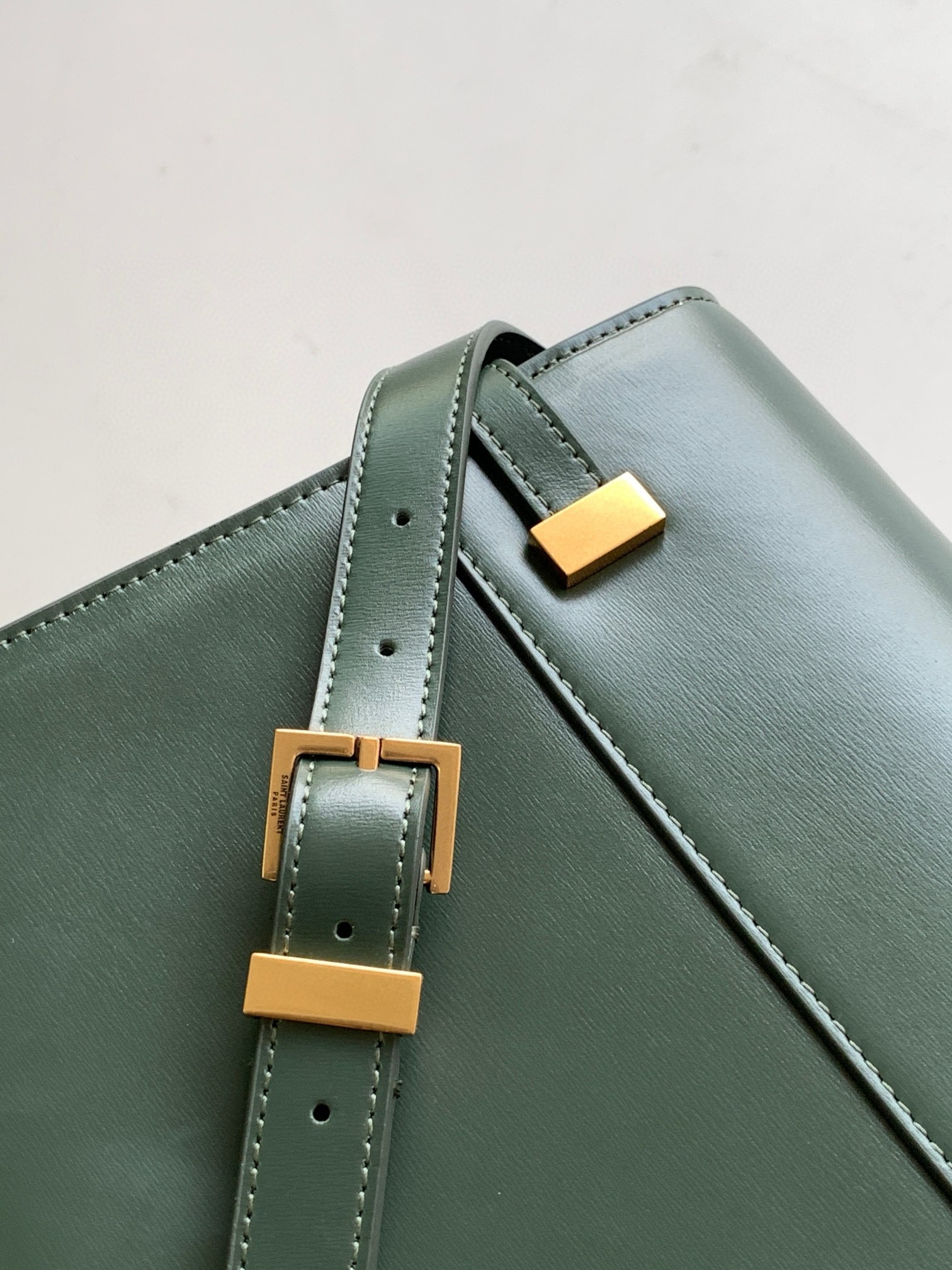 Sa**t Lau*nt manhattan medium shoulder bag in green calfskin