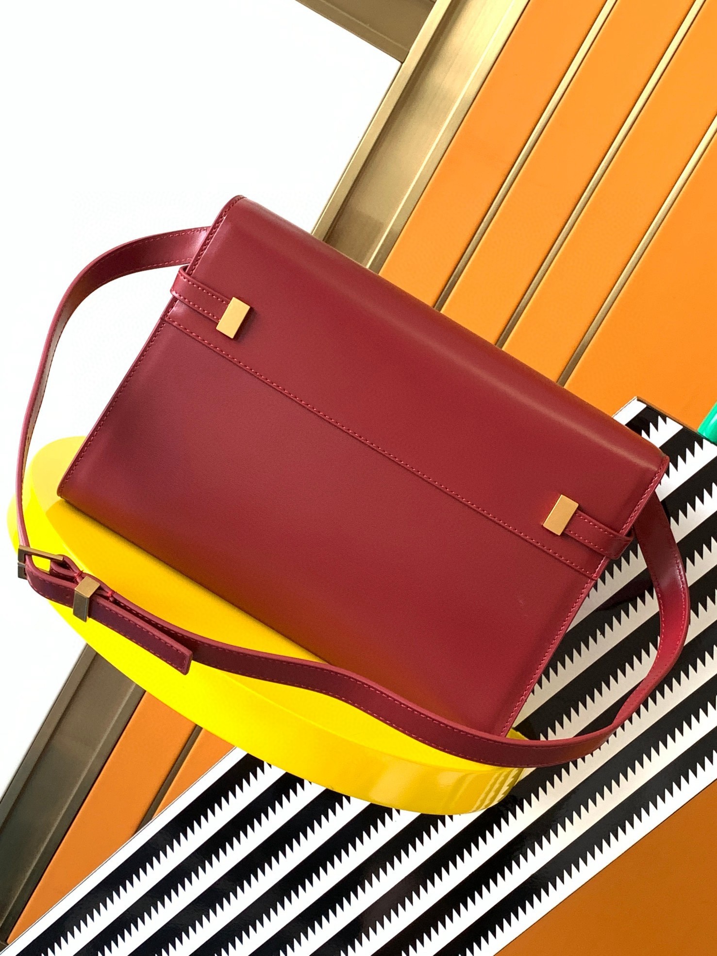Sa**t Lau*nt manhattan medium shoulder bag in red calfskin