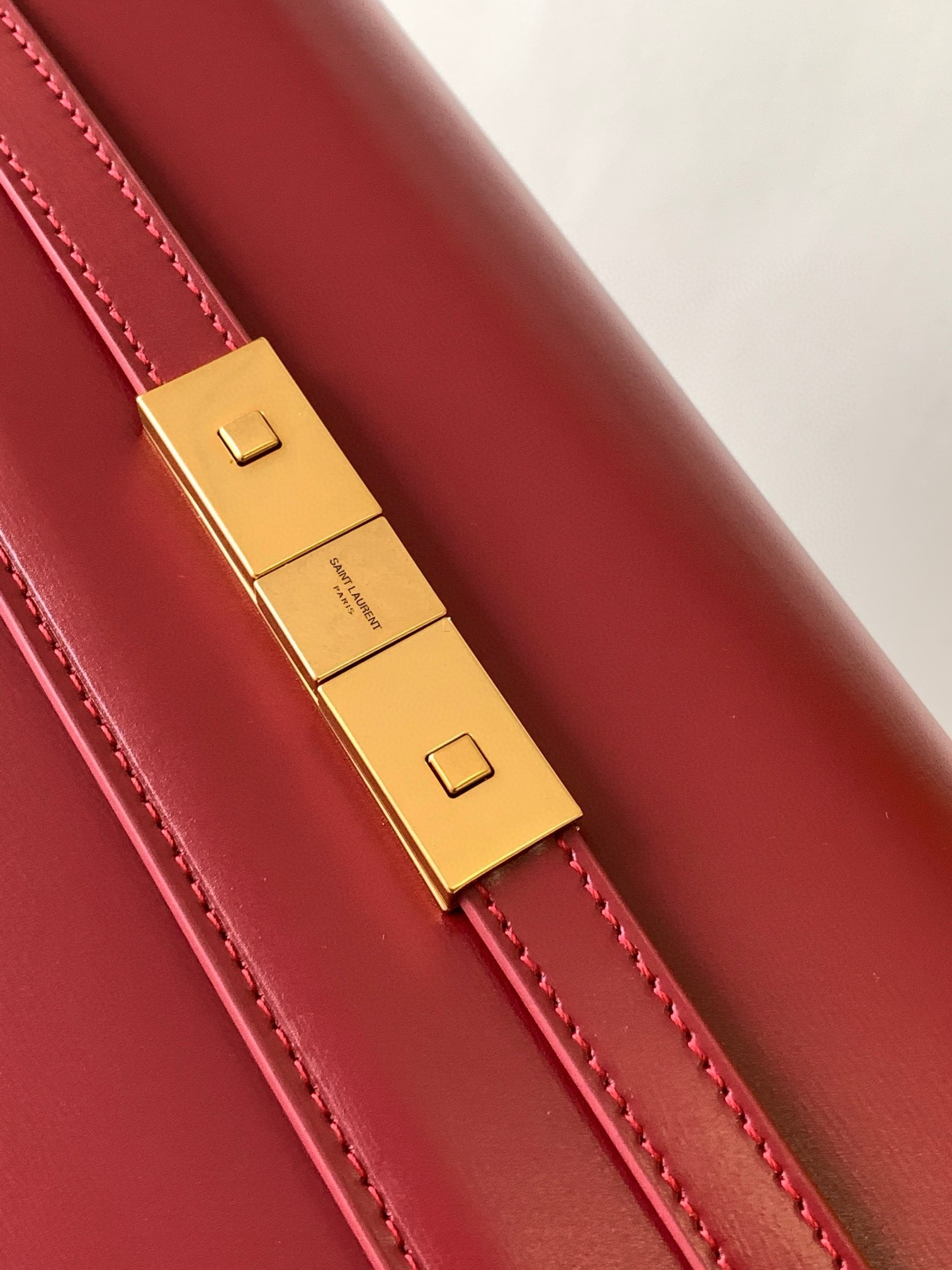 Sa**t Lau*nt manhattan medium shoulder bag in red calfskin