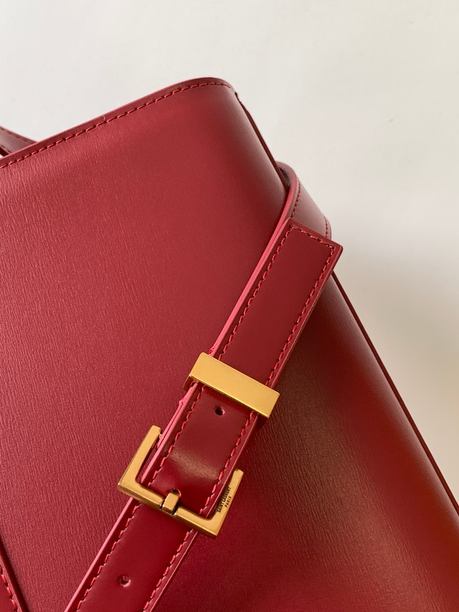 Sa**t Lau*nt manhattan medium shoulder bag in red calfskin
