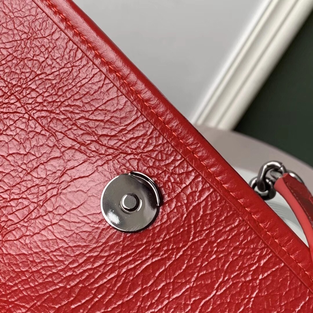 Sa**t Lau*nt medium niki bag in red crinkled leather