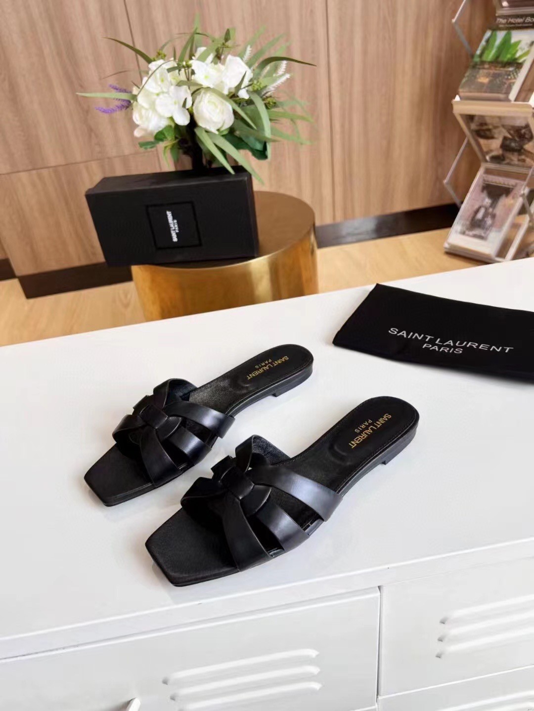 Sa**t Lau*nt tribute slides in black calfskin