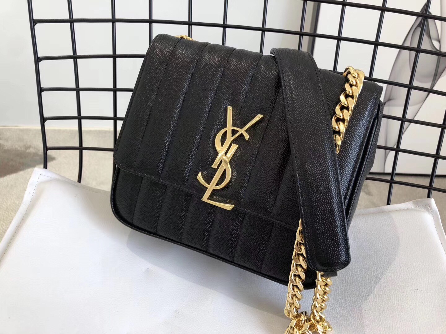 Sa**t Lau*nt medium vicky bag in black grained leather