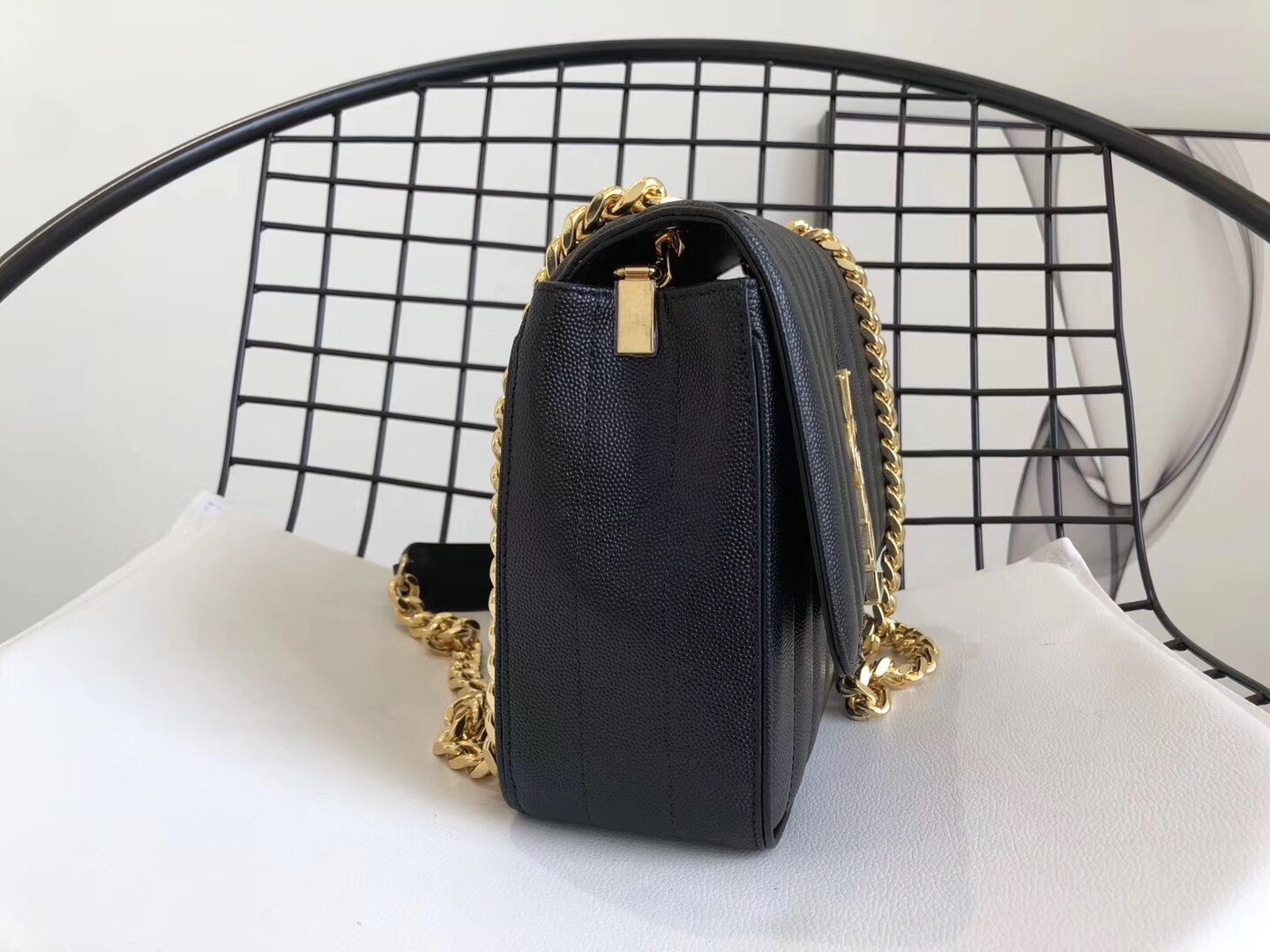 Sa**t Lau*nt medium vicky bag in black grained leather