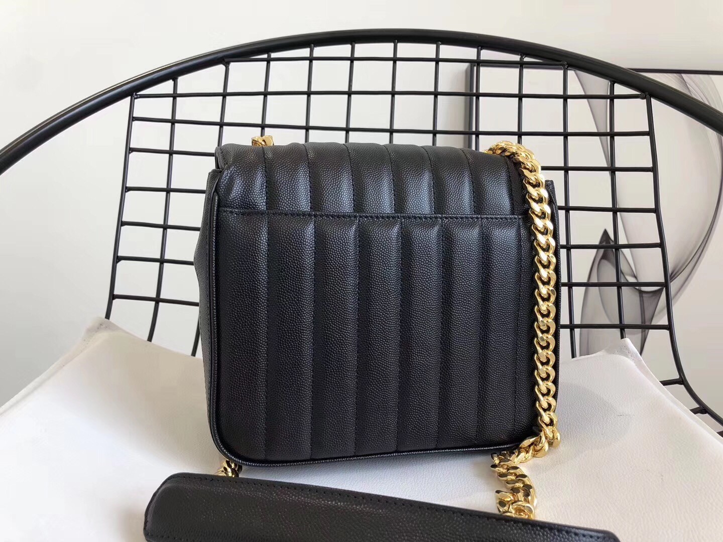 Sa**t Lau*nt medium vicky bag in black grained leather