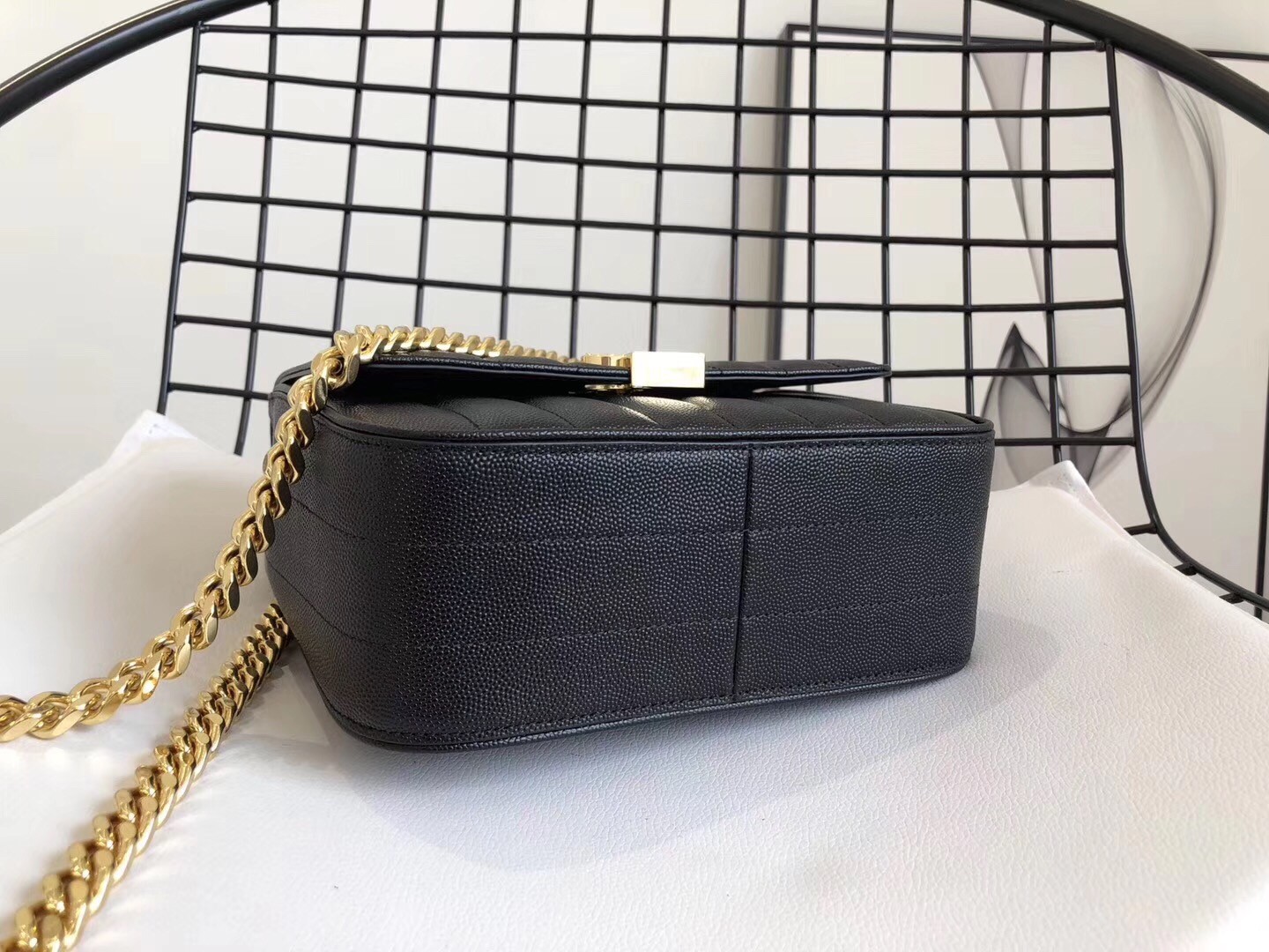 Sa**t Lau*nt medium vicky bag in black grained leather