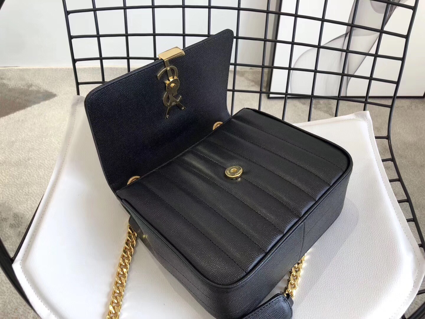 Sa**t Lau*nt medium vicky bag in black grained leather