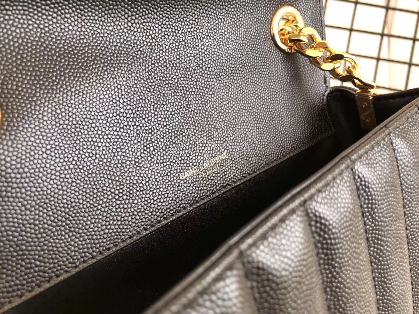 Sa**t Lau*nt medium vicky bag in black grained leather