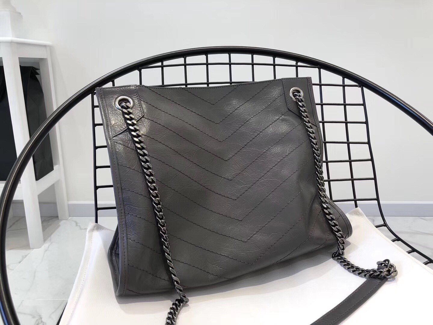 Sa**t Lau*nt medium niki shopping bag in storm leather