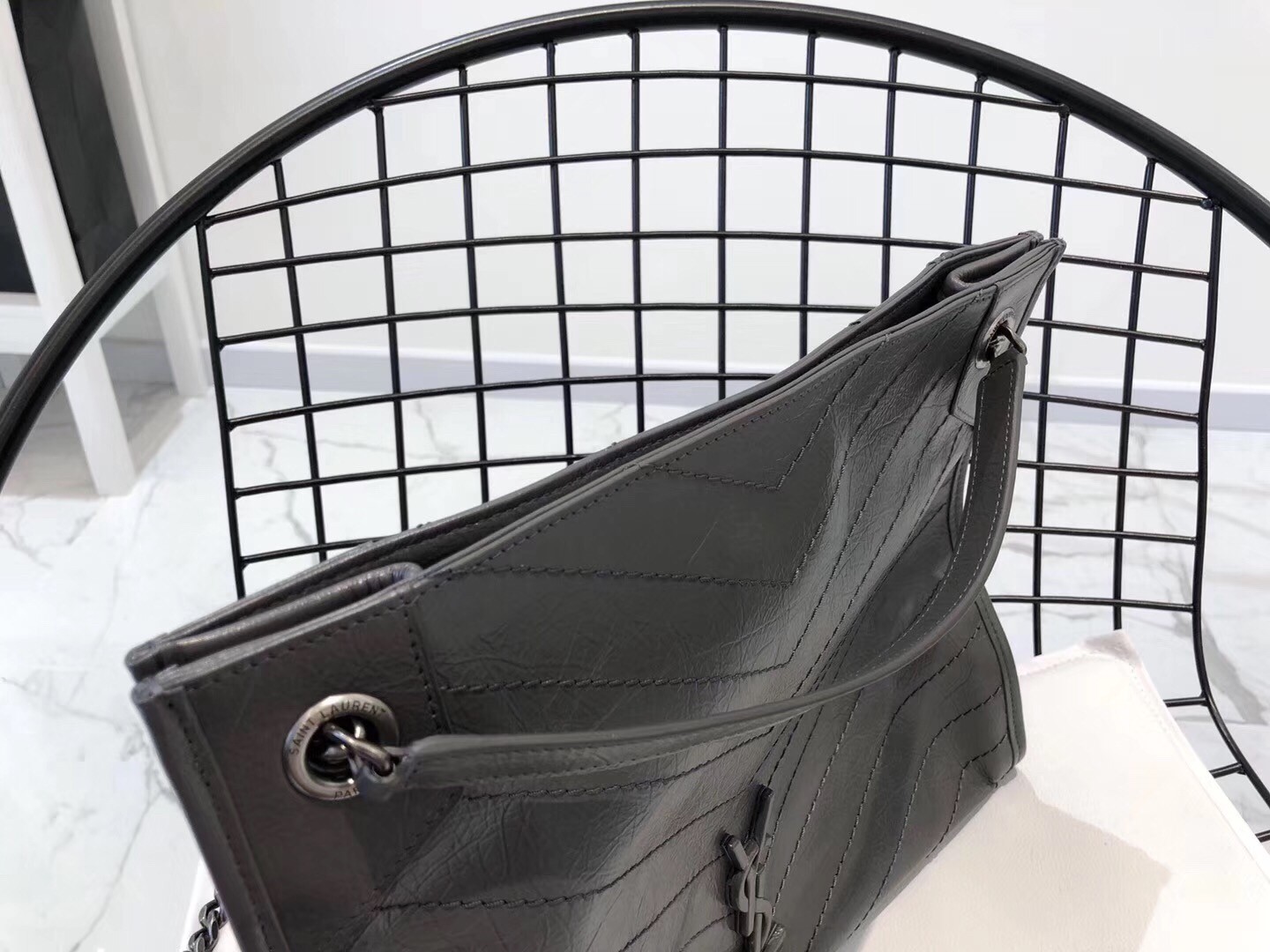 Sa**t Lau*nt medium niki shopping bag in storm leather