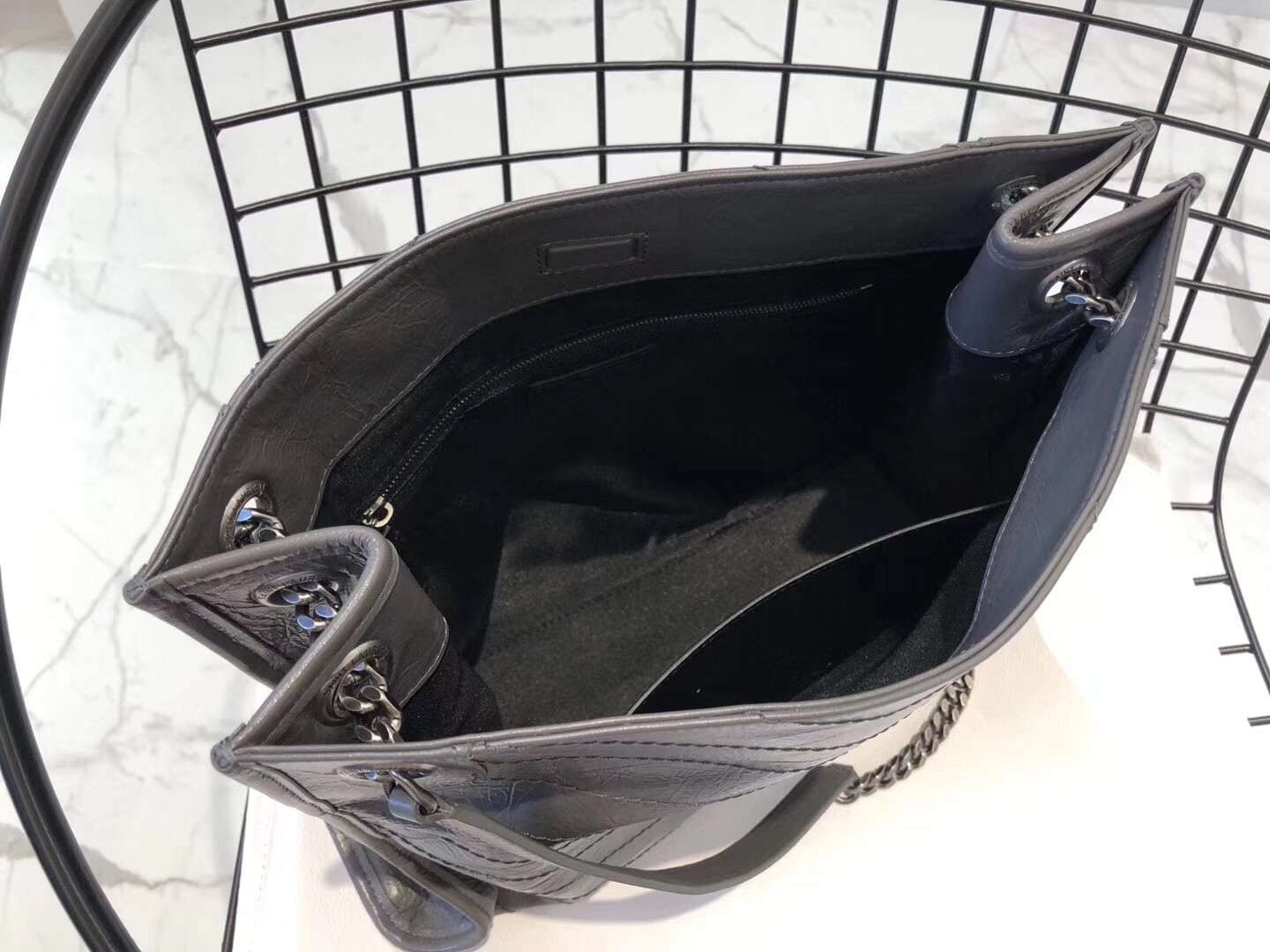 Sa**t Lau*nt medium niki shopping bag in storm leather