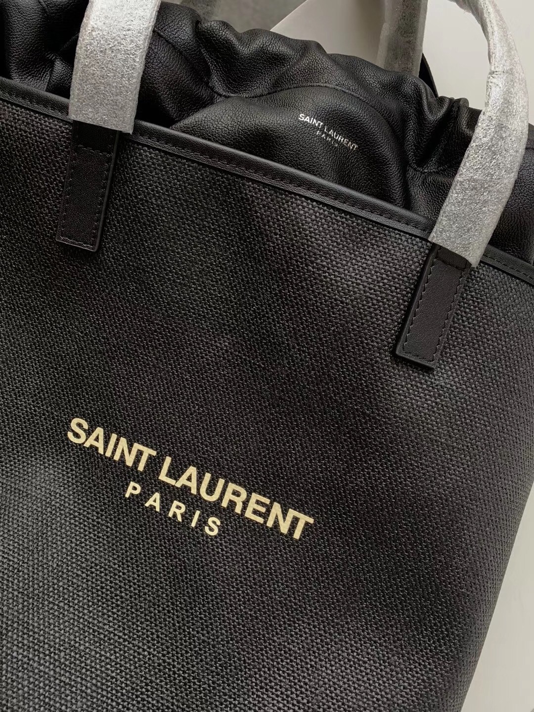 Sa**t Lau*nt teddy shopping bag in black raffia
