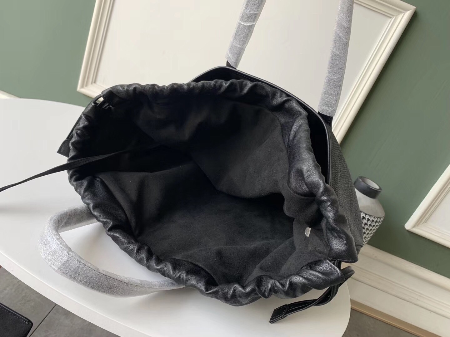 Sa**t Lau*nt teddy shopping bag in black raffia
