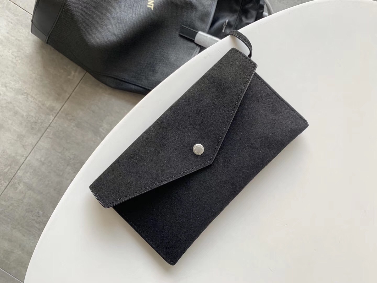 Sa**t Lau*nt teddy shopping bag in black raffia