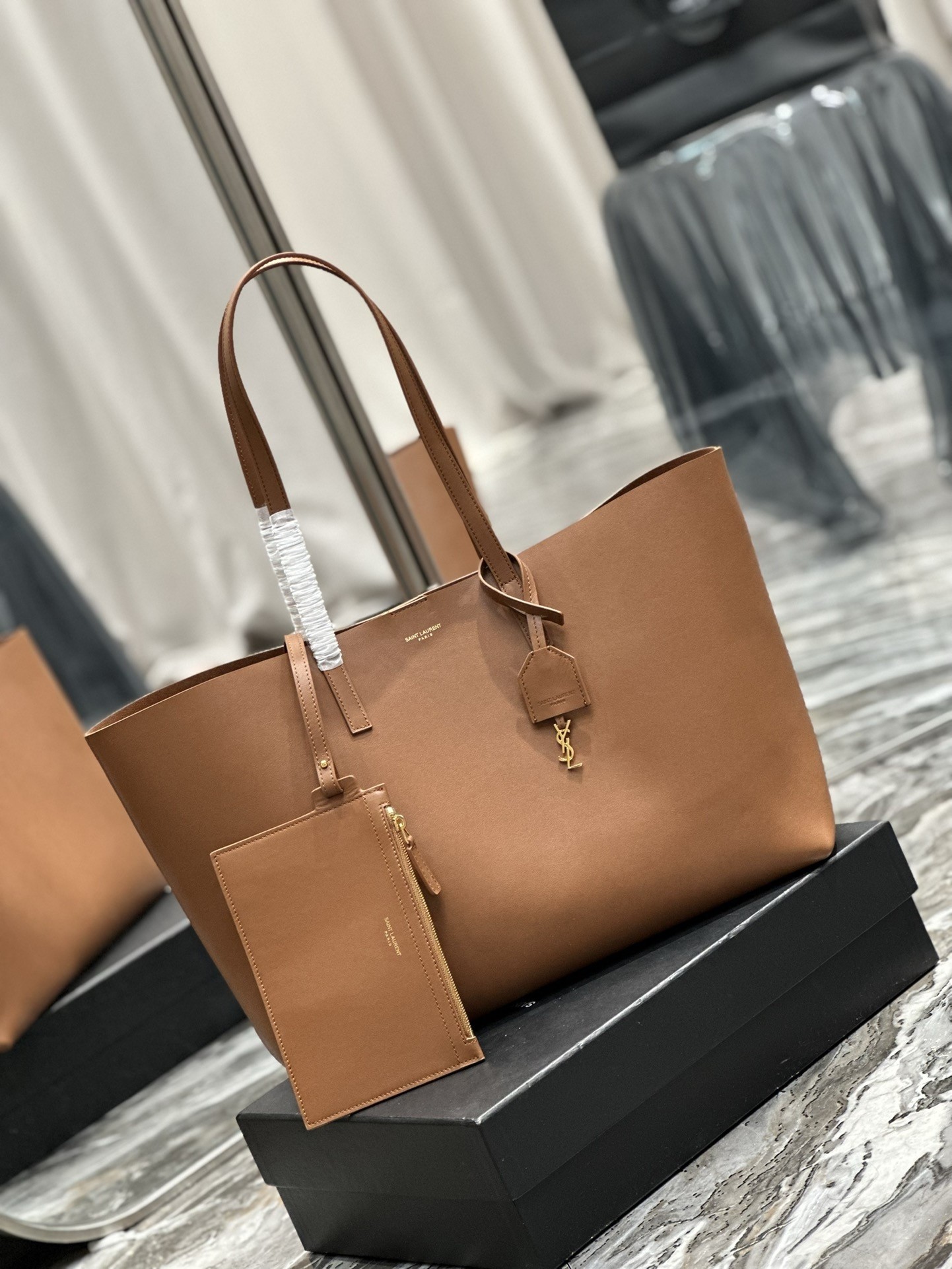 Sa**t Lau*nt shopping tote bag in brown leather