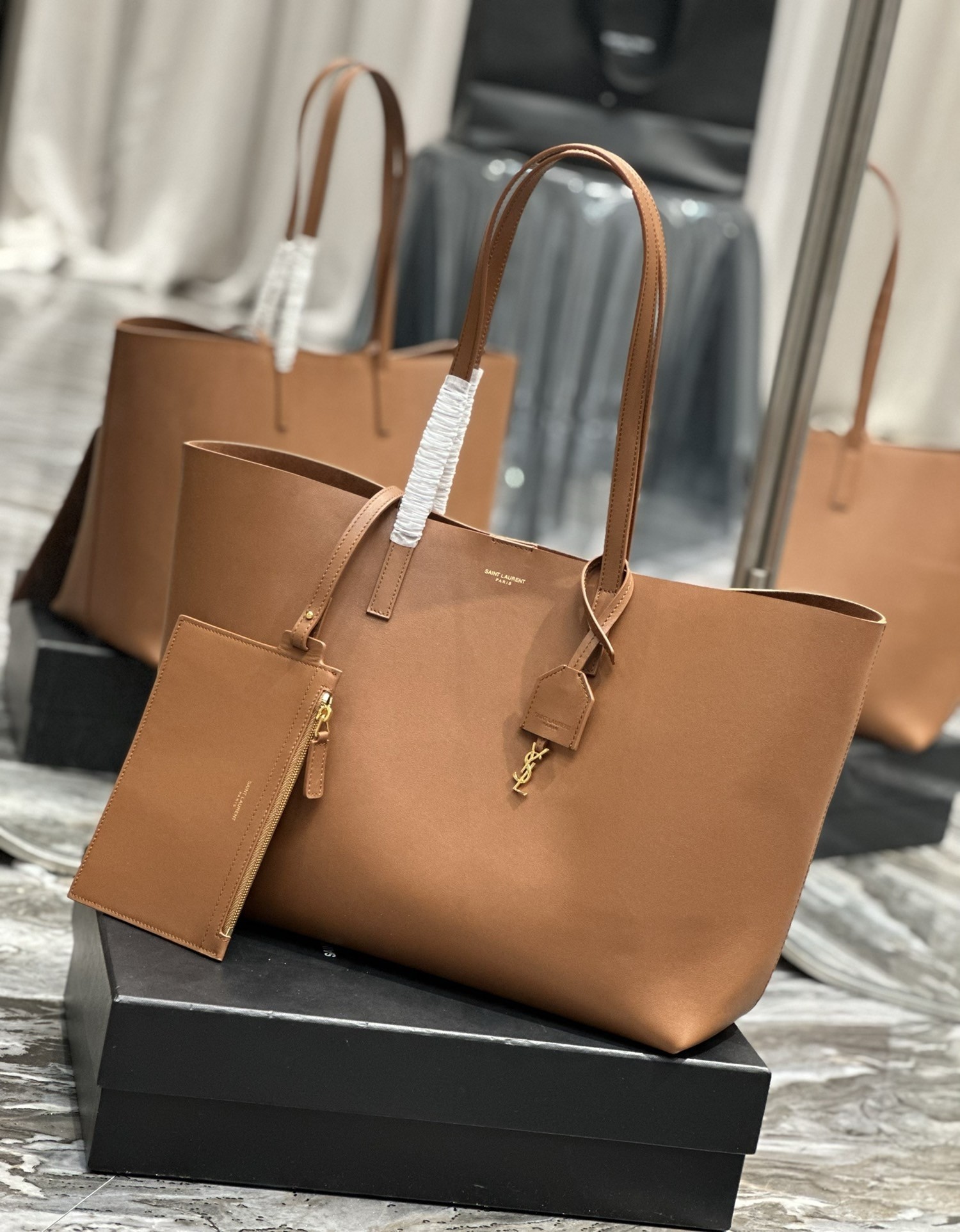 Sa**t Lau*nt shopping tote bag in brown leather