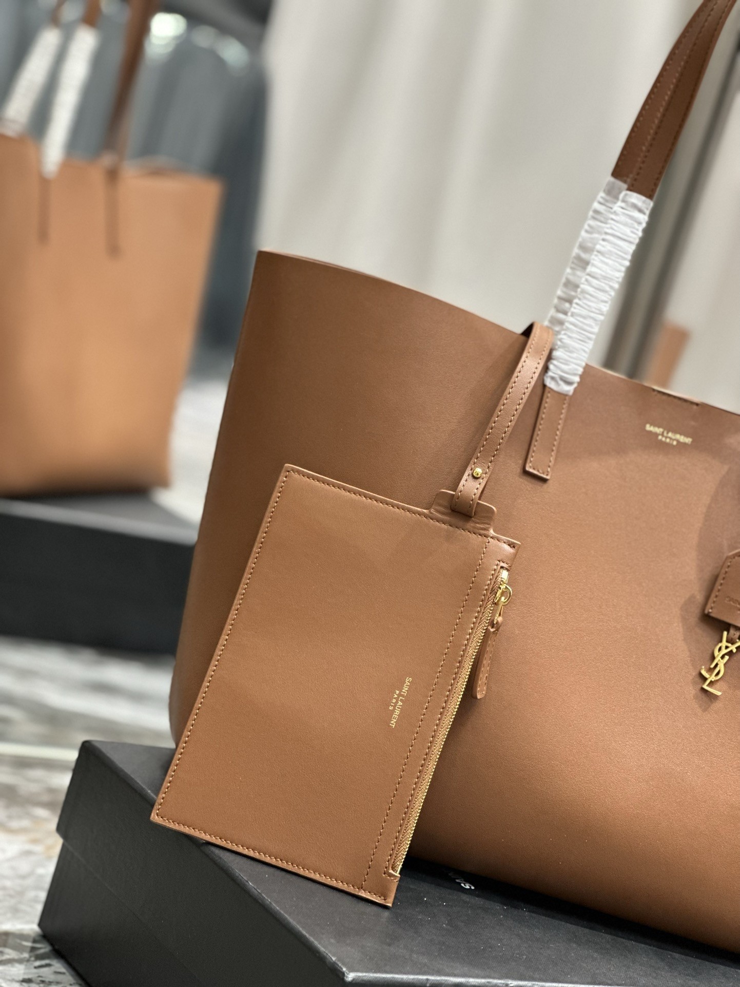 Sa**t Lau*nt shopping tote bag in brown leather