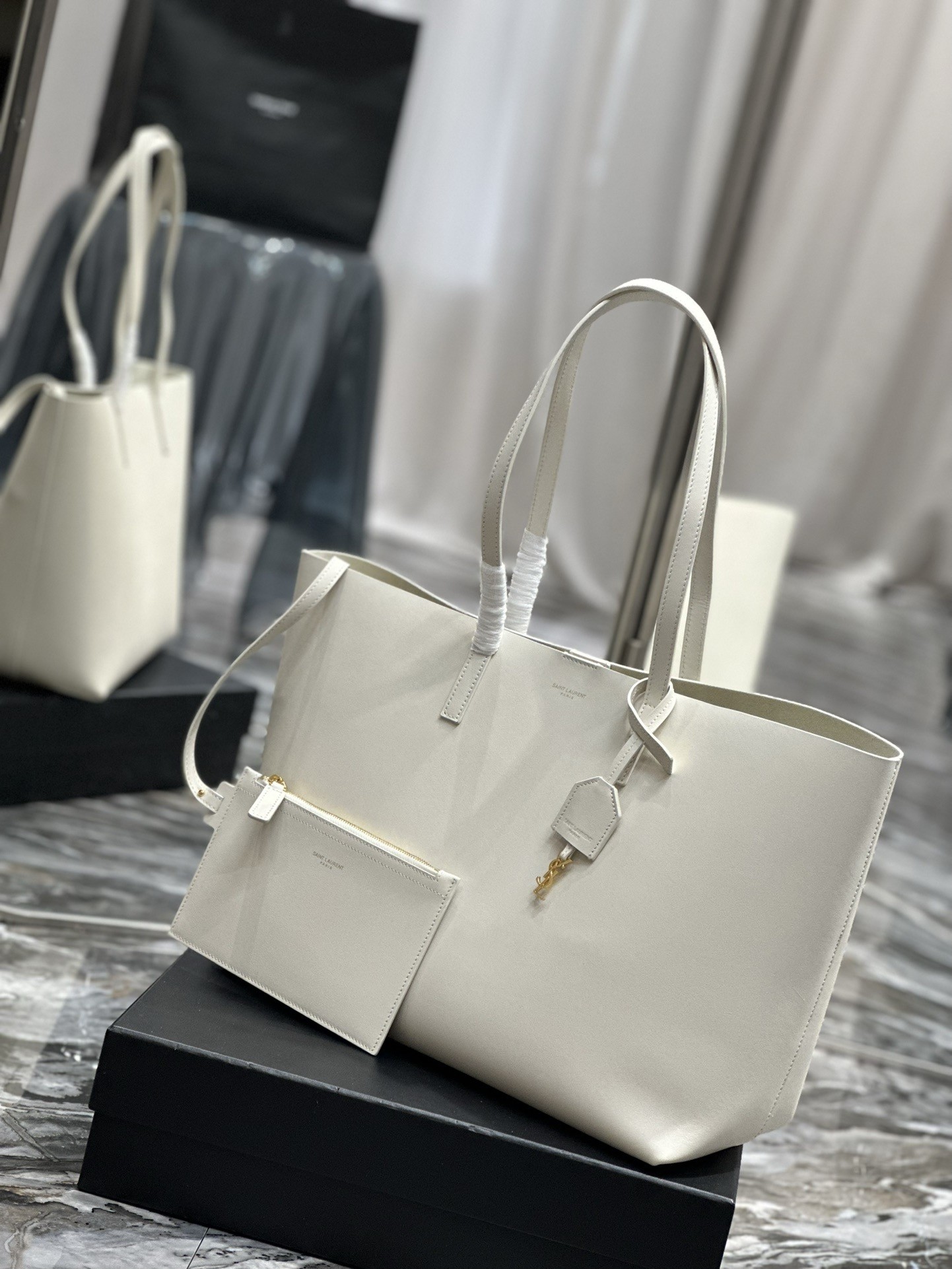 Sa**t Lau*nt shopping tote bag in white leather