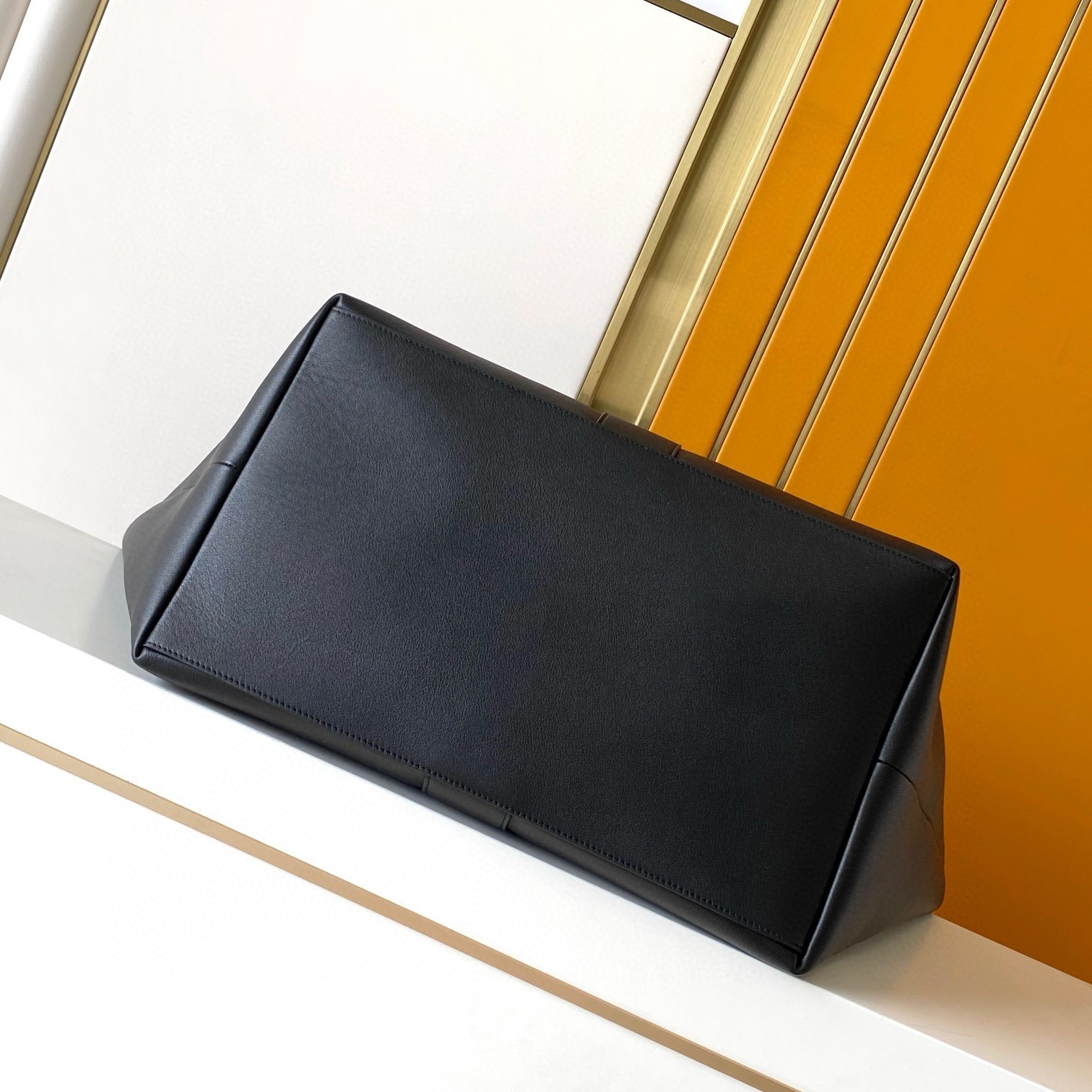 Sa**t Lau*nt y tote bag in black calfskin